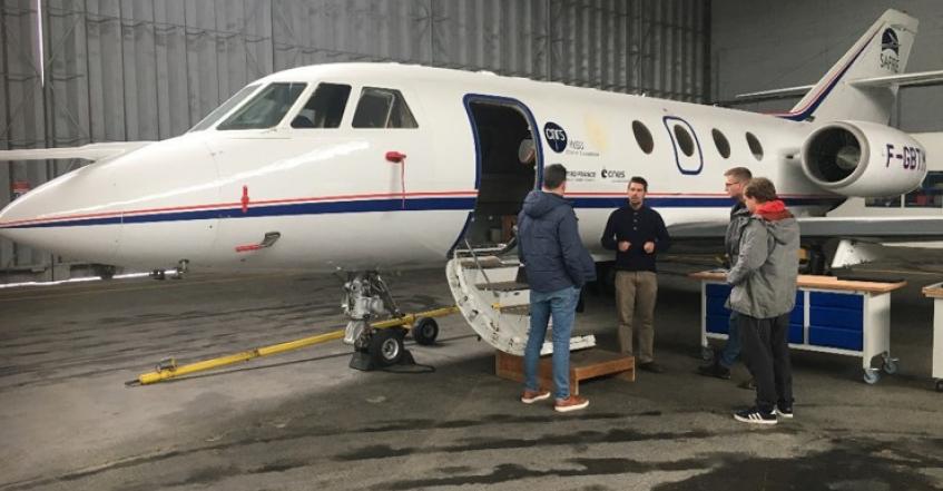 Director of Safire, Aurelien Bourdon (second from left) standing at the Falcon-20 aircraft with SRON engineers